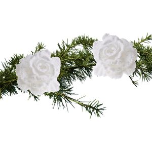Kerstboom bloemen op clip - 2x stuks - wit besneeuwd -kunststof -10 cm