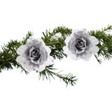 Kerstboom bloemen op clip - 2x stuks - zilver/wit - kunststof - 18 cm