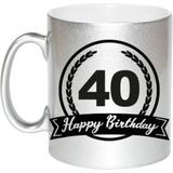 Zilveren Happy Birthday 40 years cadeau mok / beker met wimpel - 330 ml - keramiek - verjaardags koffiemok / theebeker