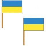 2x stuks Oekraine zwaaivlaggen 30 x 45 cm