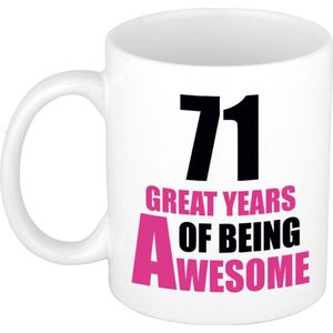 71 great years of being awesome mok wit en roze - cadeau mok / beker - 29e verjaardag / 71 jaar