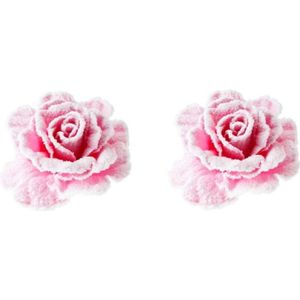 2x stuks pastel roze rozen met sneeuw op clip 10 cm - kerstversiering