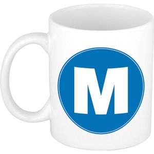Mok / beker met de letter M blauwe bedrukking voor het maken van een naam / woord - koffiebeker / koffiemok - namen beker