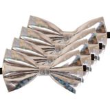 4x Holografische zilveren verkleed vlinderstrikjes 13 cm voor dames/heren - Holografisch zilver thema verkleedaccessoires/feestartikelen - Vlinderstrikken/vlinderdassen met elastieken sluiting