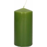 12x Olijfgroene cilinderkaarsen/stompkaarsen 6 x 12 cm 40 branduren - Geurloze kaarsen olijf groen - Woondecoraties