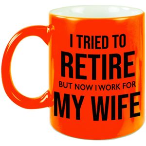 I tried to retire but now I work for my wife mok /beker - 330 ml - neon oranje - kantoorhumor / VUT / pensioen - cadeau collega