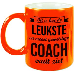 Dit is hoe de leukste en meest geweldige coach eruitziet cadeau mok / beker - neon oranje - 330 ml - bedankt cadeau trainer