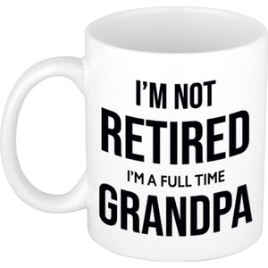 Im not retired im a full time grandpa koffiemok / theebeker - 300 ml - wit - opa / kantoorhumor / VUT / pensioen - grappige cadeau mok / beker voor collega