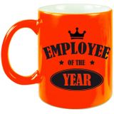 1x stuks collega cadeau mok / beker employee of the year/ werknemer van het jaar - neon oranje - personeel cadeau