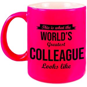 This is what the worlds greatest colleague looks like - cadeau mok / beker - neon roze - 330 ml - Bedankt cadeau collega