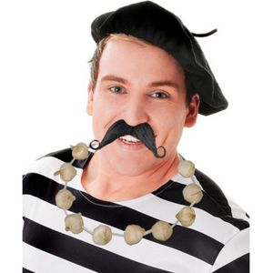 Carnaval verkleed set compleet - Fransman baret met plaksnor - en knoflook ketting - volwassenen - verkleedkleding