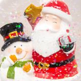 Feeric Christmas sneeuwbol/snowglobe - 2x - rood - met kerstman - 10,5 cm - beeldje