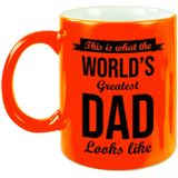 This is what the worlds greatest dad looks like cadeau mok / beker - 330 ml - neon oranje - Vaderdag / verjaardag - cadeau vader