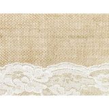 Bruiloft/huwelijk jute tafelloper 28 x 275 cm met wit kant - Huwelijk thema antiek/romantisch - Tafeldecoratie versieringen