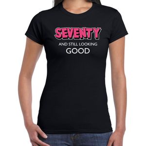 Seventy and still looking good / 70 jaar cadeau t-shirt / shirt - zwart met witte en roze letters - voor dames -  Verjaardag cadeau