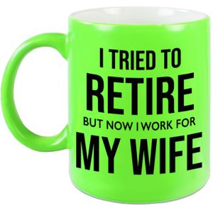 I tried to retire but now I work for my wife mok /beker - 330 ml - neon groen - kantoorhumor / VUT / pensioen - cadeau collega