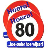 2x stuks hulde stopbord decoratie 80 jaar - 50 x 50 cm - Feestartikelen/versiering verjaardag leeftijden - Verkeersbord