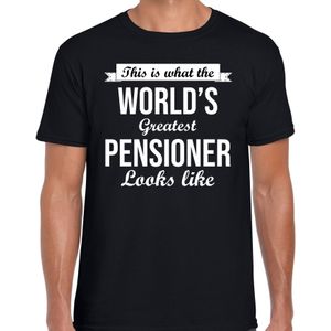 This is what the worlds greatest pensioner looks like cadeau t-shirt / shirt - zwart met witte letters - voor heren - Pensioen / VUT kado shirt