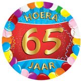 50x stuks gekleurde bierviltjes/onderzetters 65 jaar thema feestartikelen en versiering