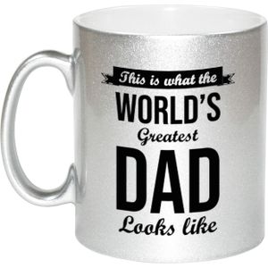 This is what the worlds greatest dad looks like cadeau koffiemok / theebeker - zilverkleurig - 330 ml - Vaderdag - verjaardag / bedankje / cadeau - tekst mokken