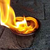 2x Tuinfakkels vuur verlichting in blik 7,5 en 13 cm 4/8 branduren - Zweedse fakkel - Vuurblik - Tuinkaars/outdoor kaars - Tuinverlichting/tuindecoratie tuinfakkels