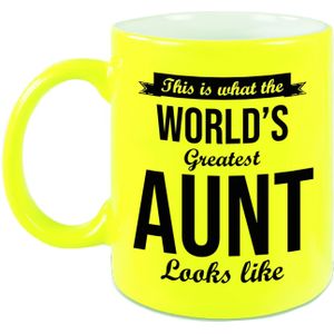 This is what the worlds greatest aunt looks like cadeau koffiemok / theebeker - neon geel - 330 ml - verjaardag / bedankje