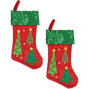 2x stuks rood/groene kerstsokken met kerstbomen print 45 cm - Kerstversiering/kerstdecoratie