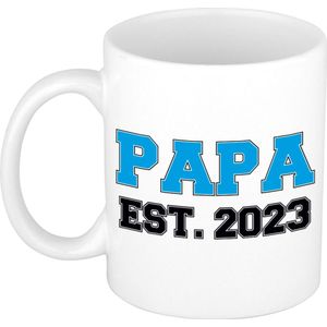Papa est 2023 mok / beker wit met blauwe letters 300 ml - aanstaande vader cadeau mok