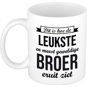 Dit is hoe de leukste en meest geweldige broer eruitziet cadeau koffiemok / theebeker - wit - 300 ml - verjaardag / bedankje