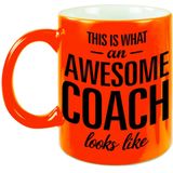 This is what an awesome coach looks like tekst cadeau mok / beker - neon oranje - 330 ml - Coach / trainer kado