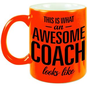 This is what an awesome coach looks like tekst cadeau mok / beker - neon oranje - 330 ml - Coach / trainer kado