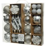 50x Zilveren kerstballen en figuren 4-8-15 cm kunststof mix incl. 50x stuks ophanghaakjes