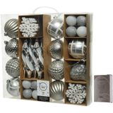 50x Zilveren kerstballen en figuren 4-8-15 cm kunststof mix incl. 50x stuks ophanghaakjes