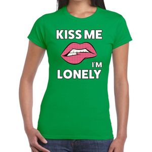 Kiss me i am lonely t-shirt groen dames - feest shirts dames