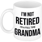 Not retired but fulltime grandma en grandpa mok - Pensioen cadeautje/ cadeau beker set voor Opa en Oma