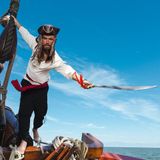 Boland Carnaval verkleed hoed voor een Piraat/piraten kapitein - bruin - polyester - heren - met haar/vlechten