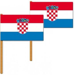 2x stuks luxe landen zwaaivlag Kroatie 30 x 45 cm - handvlaggetjes - Supporters feestartikelen/versieringen