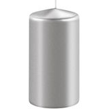 4x Metallic zilveren cilinderkaarsen/stompkaarsen 6 x 12 cm 45 branduren - Geurloze kaarsen metallic zilver - Woondecoraties