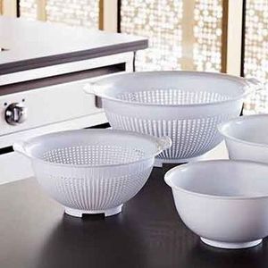 Witte kunststof vergieten set van 23 en 28 cm - Plastic vergieten keuken accessoires - Horeca/restaurant kwaliteit