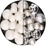 Kerstversiering kunststof kerstballen kleuren mix zilver/winter wit 4-6-8 cm pakket van 68x stuks