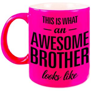 This is what an awesome brother looks like tekst cadeau mok / beker - neon roze - 330 ml - kado broer / broertje