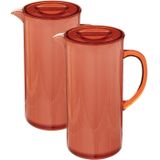 Set van 2x stuks sapkan/schenkkan karaffen met deksel 1950 ml rood - Formaat: 18 x 10,5 x 25 cm - Materiaal: kunststof