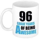 96 great years of being awesome mok wit en blauw - cadeau mok / beker - 29e verjaardag / 96 jaar