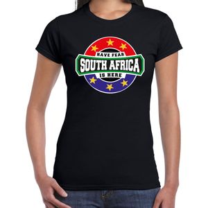 Have fear South Africa is here t-shirt met sterren embleem in de kleuren van de Zuid Afrikaanse vlag - zwart - dames - Zuid Afrika supporter / Afrikaans elftal fan shirt / EK / WK / kleding