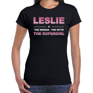 Naam cadeau Leslie - The woman, The myth the supergirl t-shirt zwart - Shirt verjaardag/ moederdag/ pensioen/ geslaagd/ bedankt