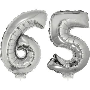 65 jaar leeftijd feestartikelen/versiering cijfers ballonnen op stokje van 41 cm - Combi van cijfer 65 in het zilver