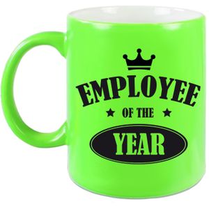 1x stuks collega cadeau mok / beker employee of the year/ werknemer van het jaar - neon groen - personeel cadeau