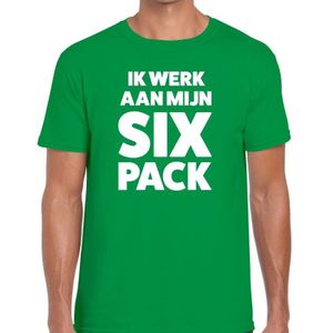 Ik werk aan mijn SIX Pack tekst t-shirt groen heren -  feest shirt Ik werk aan mijn SIX Pack voor heren