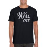 Kiss me t-shirt zwart met zilveren glitter tekst heren kus me - Glitter en Glamour zilver party kleding shirt