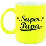 Super papa tekst cadeau mok / beker - neon geel - 330 ml - verjaardag / Vaderdag